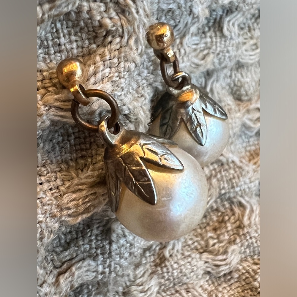Vintage dangle pearl studs. Unknown metal or gold.